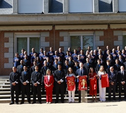 Fotografía de grupo de SS.MM los Reyes y SS.AA.RR. la Princesa de Asturias y la Infanta Sofía junto a los miembros de la Selección Española de Fútbol