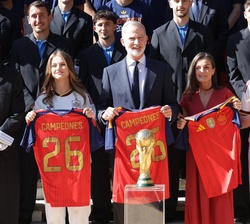 SS.MM. los Reyes y SS.AA.RR. la Princesa de Asturias y la Infanta Sofía con las camisetas de la Selección Española