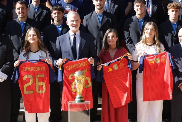 SS.MM. los Reyes y SS.AA.RR. la Princesa de Asturias y la Infanta Sofía con las camisetas de la Selección Española