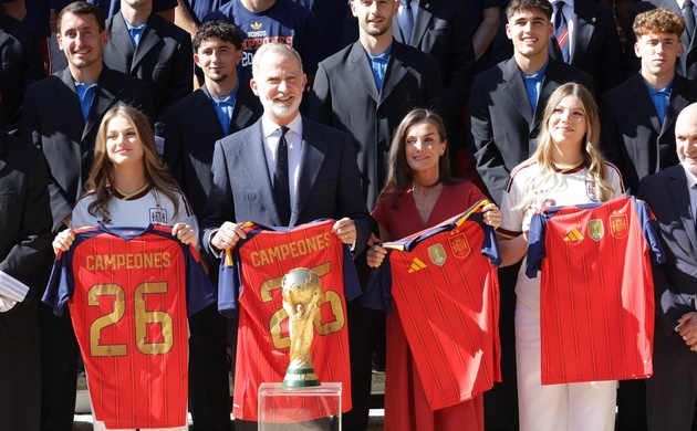 SS.MM. los Reyes y SS.AA.RR. la Princesa de Asturias y la Infanta Sofía con las camisetas de la Selección Española