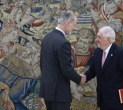 Don Felipe recibe el saludo del Presidente del Tribunal Constitucional, Cándido Conde-Pumpido Tourón