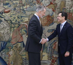 Don Felipe recibe el saludo del Presidente de la Junta de Andalucía, Juan Manuel Moreno Bonilla.