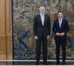 Don Felipe y el Presidente de la Junta de Andalucía durante la audiencia celebrada en el Palacio de la Zarzuela.