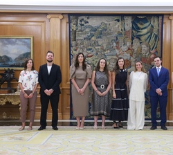 Su Majestad la Reina junto al equipo y los protagonistas del documental "Los Nietos del Silencio".