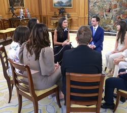 Doña Letizia durante la audiencia con el equipo y los protagonistas del documental "Los Nietos del Silencio".