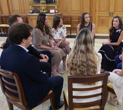 Su Majestad la Reina conversa con los asistentes a la audiencia.