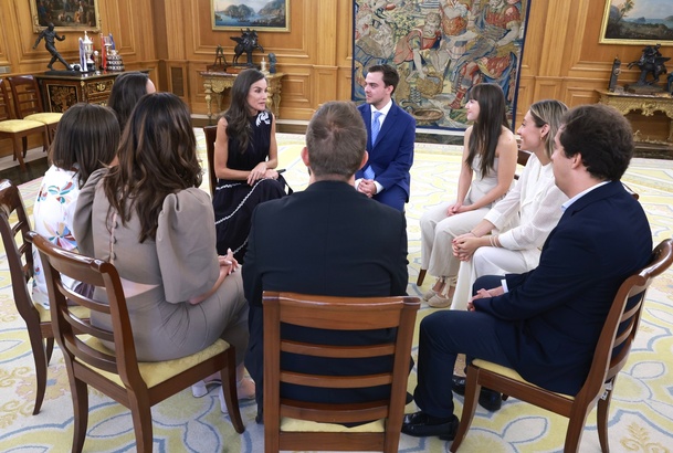 Doña Letizia durante la audiencia con el equipo y los protagonistas del documental "Los Nietos del Silencio".