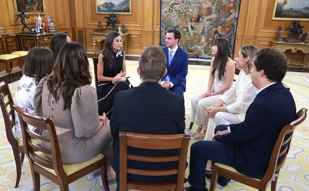 Doña Letizia durante la audiencia con el equipo y los protagonistas del documental "Los Nietos del Silencio".