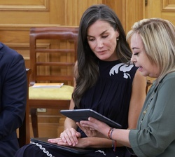 Doña Letizia atiende a las explicaciones de una componente de la audiencia
