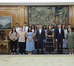 Fotografía de grupo de Su Majestad la Reina con los asistentes a la audiencia