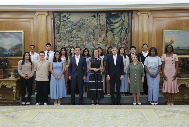 Fotografía de grupo de Su Majestad la Reina con los asistentes a la audiencia