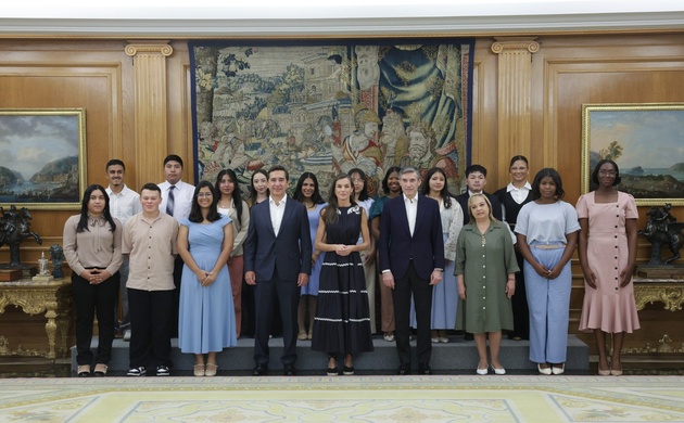 Fotografía de grupo de Su Majestad la Reina con los asistentes a la audiencia