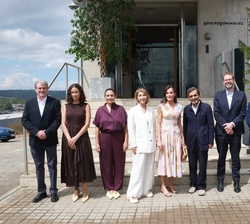 Su Majestad la Reina junto a las autoridades que la recibieron a su llegada