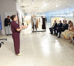 Doña Letizia durante las explicaciones en la presentación sobre el 50º aniversario de la firma Adolfo Domínguez