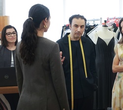 Doña Letizia durante su visita al departamento de diseño y patronaje