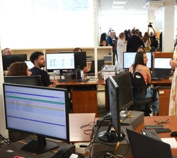 Su Majestad la Reina visita el departamento de Comunicación y Finanzas