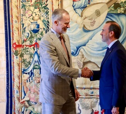 Su Majestad el Rey recibe el saludo del presidente del Parlamento de las Illes Balears, Gabriel le Senne