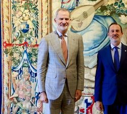 Don Felipe junto al presidente del Parlamento de las Illes Balears, Gabriel le Senne durante la audiencia en el Palacio Real de la Almudaina