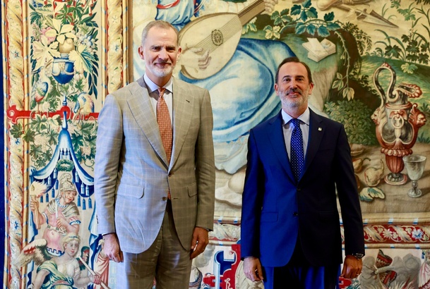 Don Felipe junto al presidente del Parlamento de las Illes Balears, Gabriel le Senne durante la audiencia en el Palacio Real de la Almudaina