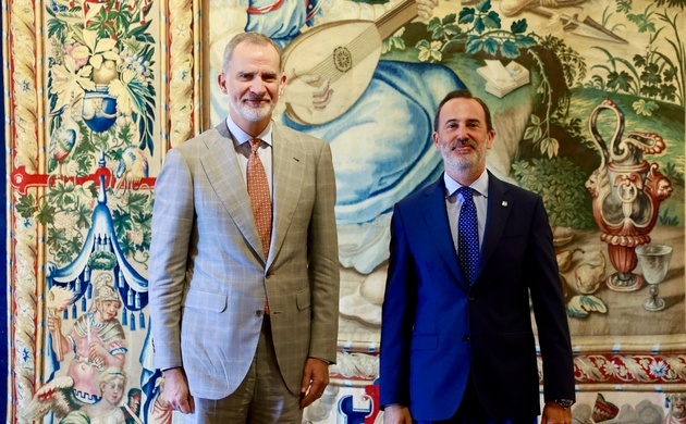 Don Felipe junto al presidente del Parlamento de las Illes Balears, Gabriel le Senne durante la audiencia en el Palacio Real de la Almudaina