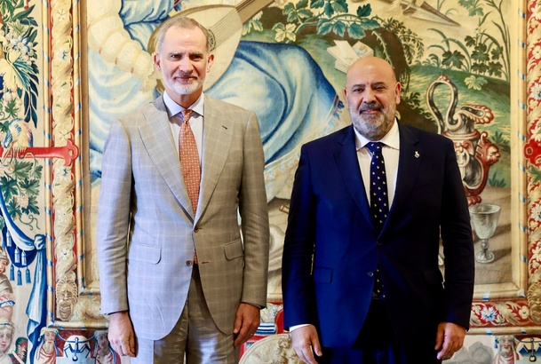 Don Felipe junto al alcalde de Palma, Jaime Martínez Llabrés durante la audiencia en el Palacio Real de la Almudaina