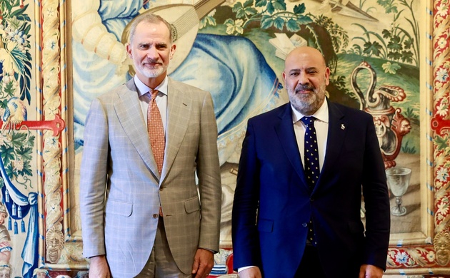 Don Felipe junto al alcalde de Palma, Jaime Martínez Llabrés durante la audiencia en el Palacio Real de la Almudaina