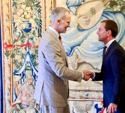 Su Majestad el Rey recibe el saludo del presidente del Consell de Mallorca, Llorenç Sebastiá Galmés Verger