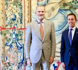 Don Felipe junto al presidente del Consell de Mallorca, Llorenç Sebastiá Galmés Verger durante la audiencia en el Palacio Real de la Almudaina