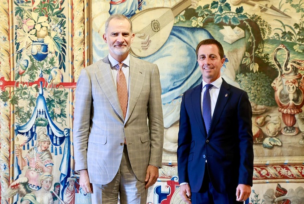 Don Felipe junto al presidente del Consell de Mallorca, Llorenç Sebastiá Galmés Verger durante la audiencia en el Palacio Real de la Almudaina
