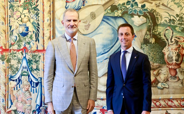Don Felipe junto al presidente del Consell de Mallorca, Llorenç Sebastiá Galmés Verger durante la audiencia en el Palacio Real de la Almudaina