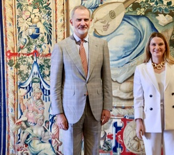 Don Felipe junto a la predsidenta de las Illes Balears, Margalida Prohens Rigo durante la audiencia en el Palacio Real de La Almudaina