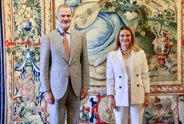 Don Felipe junto a la predsidenta de las Illes Balears, Margalida Prohens Rigo durante la audiencia en el Palacio Real de La Almudaina