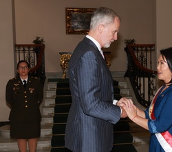 Click para ampliar Saludo entre Su Majestad el Rey y la presidenta de la República del Perú, Keiko Fujimori antes del almuerzo