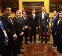 Su Majestad el Rey y el presidente de la República del Paraguay, Santiago Peña acompañdos de las delegaciones de ambos países