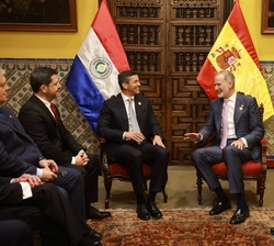  Su Majestad el Rey conversa con el presidente de la República del Paraguay, Santiago Peña 