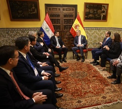 Vista general durante el encuentro de Su Majestad el Rey y el presidente de la República del Paraguay, Santiago Peña acompañados de las delegaciones de ambos países