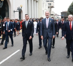 Su Majestad el Rey, junto con los jefes de Estado y de Gobierno, se dirige, a pie, al Palacio del Congreso y de la Inquisición