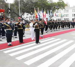 Click para ampliar Su Majestad el Rey,flanqueado por el presidente de la República del Paraguay y el presidente de la República de Chile, reciben novedades del oficial de la formación militar
