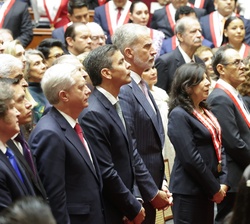 Click para ampliar Su Majestad el Rey en el hemiciclo y ocupa su asiento en primera fila