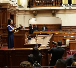 Click para ampliar Su Majestad el Rey durante el mensaje a la Nación de la presidenta de la República del Perú