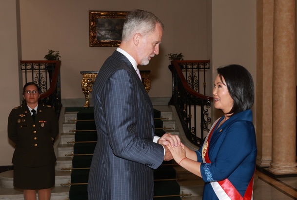 Saludo entre Su Majestad el Rey y la presidenta de la República del Perú, Keiko Fujimori antes del almuerzo