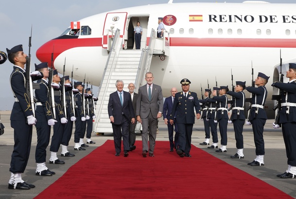 Su Majestad el Rey a su paso por el cordón de Honor en la Base Aérea del Callao