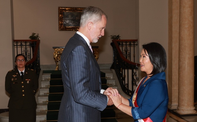 Saludo entre Su Majestad el Rey y la presidenta de la República del Perú, Keiko Fujimori antes del almuerzo