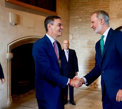 Su Majestad el Rey recibe el saludo del presidente del Gobierno, Pedro Sánchez