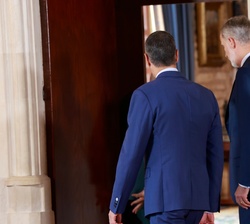 El Rey y el presidente del Gobierno se dirigen al despacho para mantener un encuentro