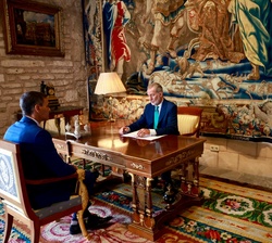 Su Majestad el Rey conversa con el Presidente del Gobierno durante el despacho