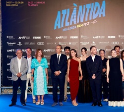 Su Majestad la Reina junto a las autoridades y representantes institucionales