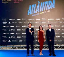 Doña Letizia junto al director del “Atlàntida Mallorca Film Fest”, Jaume Ripoll y el compositor de cine, Alexandre Desplat