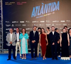 Su Majestad la Reina junto a las autoridades y representantes institucionales
