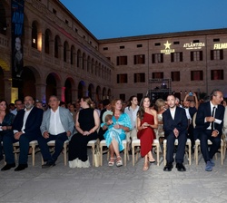Doña Letizia ocupa su lugar en la primera fila de asientos